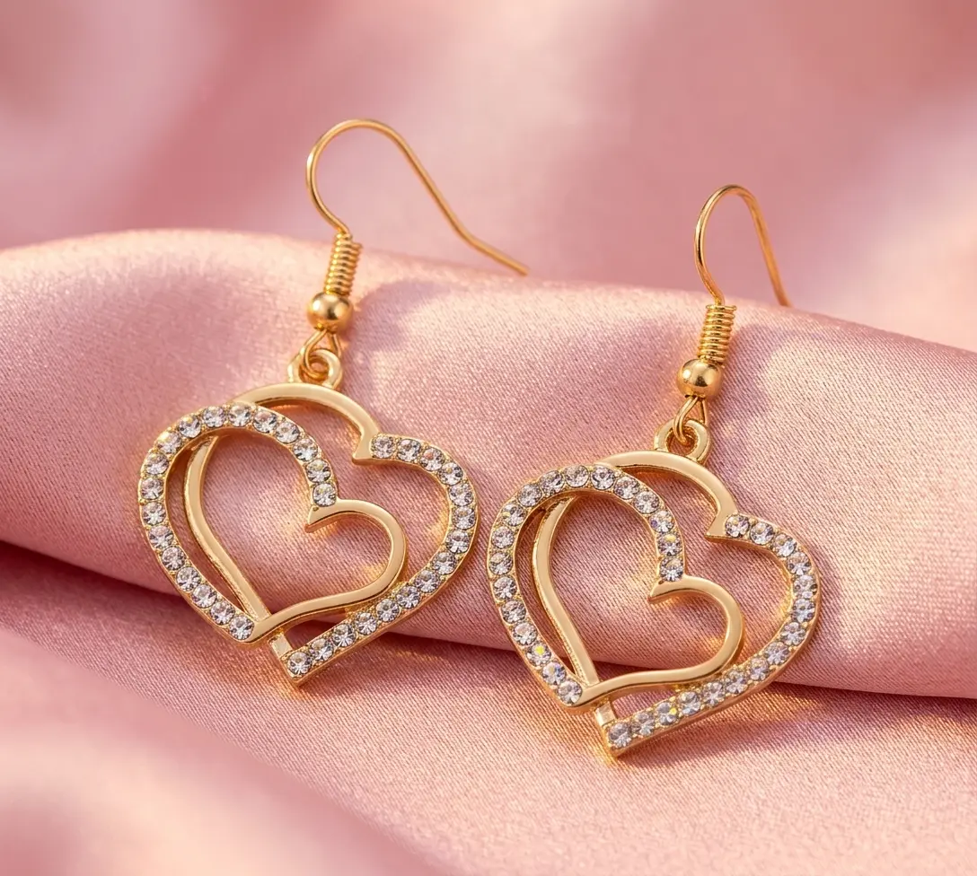 Kolczyki podwójne serce z kryształami — zbliżenie